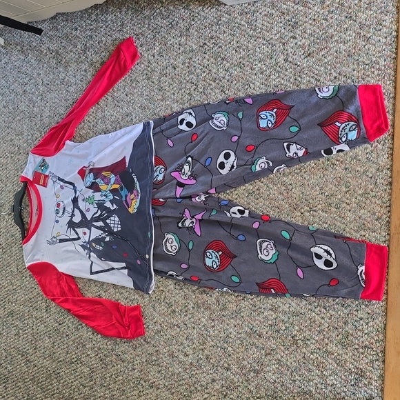 JAMMIES FOR FAMILIES WOMEN'S RED & GRAY NIGHTMARE BEFORE CHRISTMAS PJ SET 12 - Picture 1 of 14